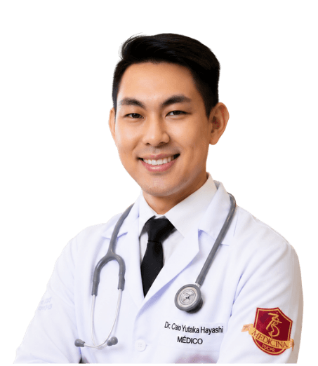 Dr. Caio Yutaka Hayashi, endocrinologista, de jaleco branco e estetoscópio